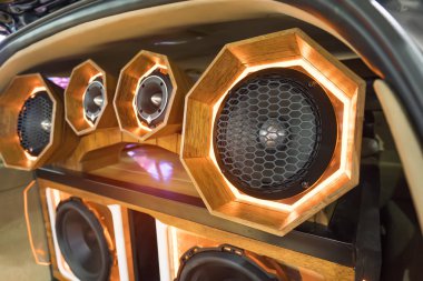 stereo ve hoparlörler gece arabada renkli ışıklar
