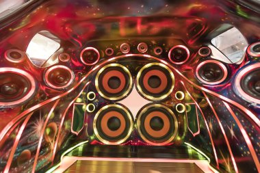 stereo ve hoparlörler gece arabada renkli ışıklar