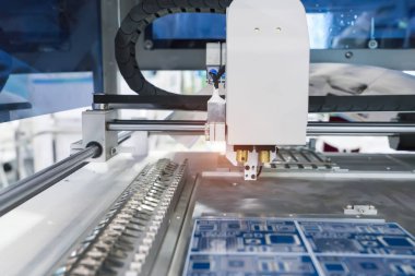PCB işleme Cnc makine, yüksek teknolojili Fabrikası'nda elektronik komponentleri üretim