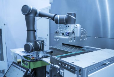 Robot kollu bilgisayar devre kartımakine montajı otomasyonu,Akıllı fabrika sanayi 4.0 kavramı.