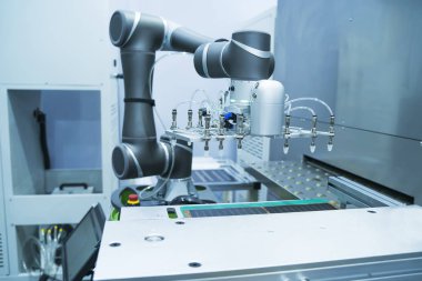 Robot kollu bilgisayar devre kartımakine montajı otomasyonu,Akıllı fabrika sanayi 4.0 kavramı.
