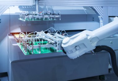 Robot kollu bilgisayar devre kartımakine montajı otomasyonu,Akıllı fabrika sanayi 4.0 kavramı.