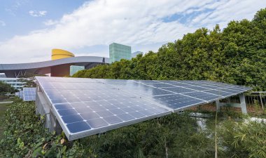 Kentsel manzaralı ekolojik enerji yenilenebilir güneş paneli santrali