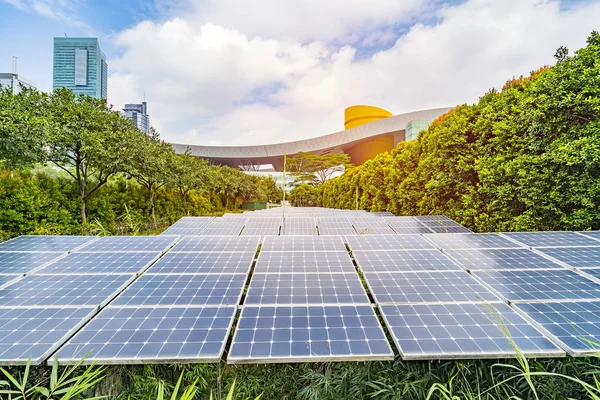 Planta Paneles Solares Renovables Energía Ecológica Con Monumentos Paisajísticos Urbanos —  Fotos de Stock