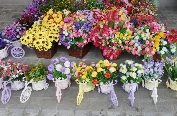 Красиві Різнокольорові Штучні Квіти Велосипедному Горщику Декор Квітів — стокове фото