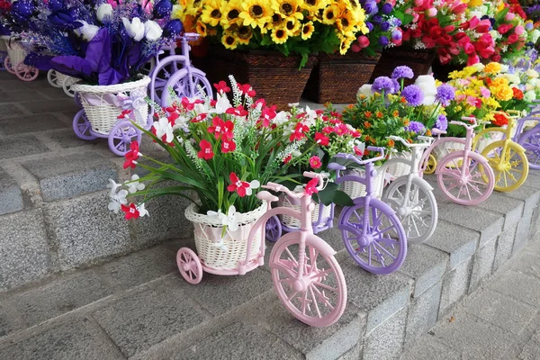 Mooie Veelkleurige Kunst Bloemen Fiets Pot Bloemen Decor — Stockfoto