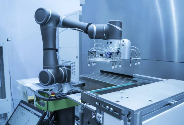 Robot kollu bilgisayar devre kartımakine montajı otomasyonu,Akıllı fabrika sanayi 4.0 kavramı.