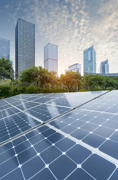 Ökologische Energie Erneuerbare Solaranlage Mit Wahrzeichen Der Stadtlandschaft — Stockfoto