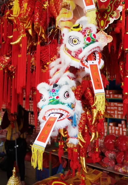 León Bailador Tradicional Chino Colgando Para Año Nuevo Traducción Caligrafía —  Fotos de Stock