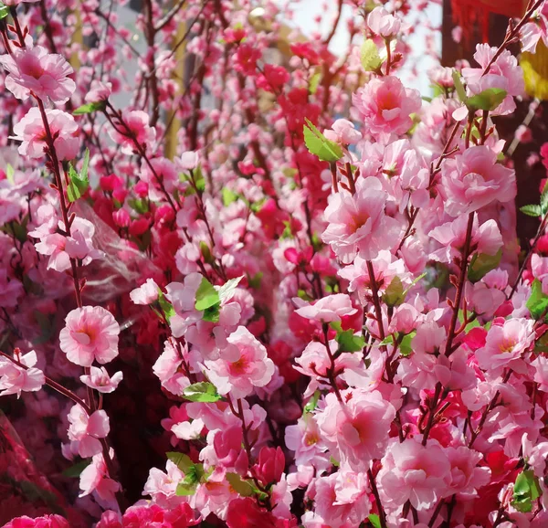 人工の桃の花の枝に — ストック写真