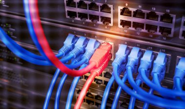 Sunucu odasında ağ anahtarı ve ethernet kabloları. Veri merkezindeki yönlendiriciye bağlı yama kabloları. Yatay teknoloji arka planı