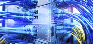 Sunucu odasında ağ anahtarı ve ethernet kabloları. Veri merkezindeki yönlendiriciye bağlı yama kabloları. Yatay teknoloji arka planı