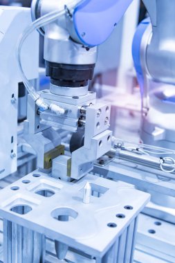 Endüstriyel üretim fabrikasında robotik makine aracı, Akıllı fabrika endüstrisi 4.0 konsepti.