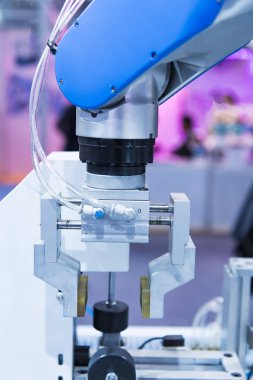 Endüstriyel üretim fabrikasında robotik makine aracı, Akıllı fabrika endüstrisi 4.0 konsepti.