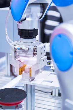 Endüstriyel üretim fabrikasında robotik makine aracı, Akıllı fabrika endüstrisi 4.0 konsepti.