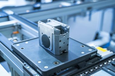 Robot konveyör ürün hattında robotik ve otomasyon sistemi kontrol uygulaması