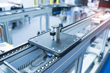 Robot konveyör ürün hattında robotik ve otomasyon sistemi kontrol uygulaması