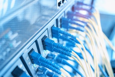 Veri merkezinde optik fiber bilgi teknolojisi ekipmanları