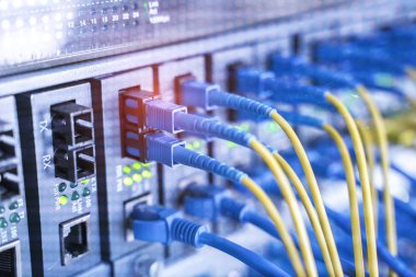 Veri merkezinde optik fiber bilgi teknolojisi ekipmanları