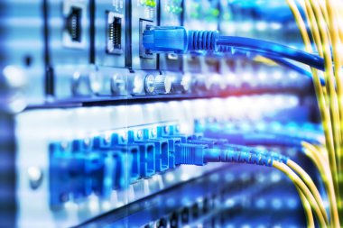 Veri merkezinde optik fiber bilgi teknolojisi ekipmanları