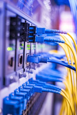 Veri merkezinde optik fiber bilgi teknolojisi ekipmanları