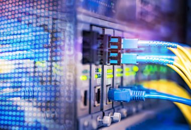 Veri merkezinde optik fiber bilgi teknolojisi ekipmanları
