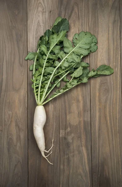 Daikon Radijs Houten Achtergrond — Stockfoto