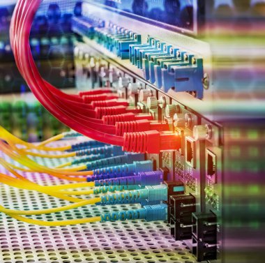 Fiber optik kabloların bağlı bir optik bağlantı noktaları ve ağ kablosu