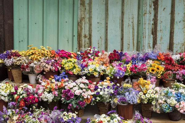 Hermoso fondo de flores artificiales multicolores. flores de —  Fotos de Stock