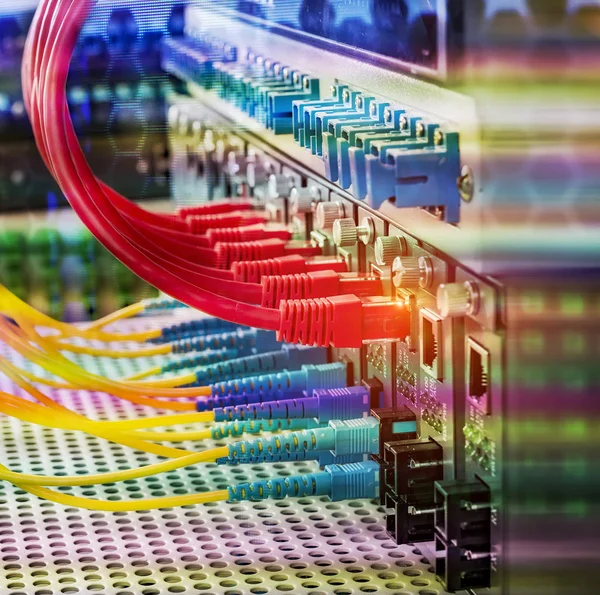 Cavi in fibra ottica collegati a porte ottiche e cavo di rete — Foto Stock