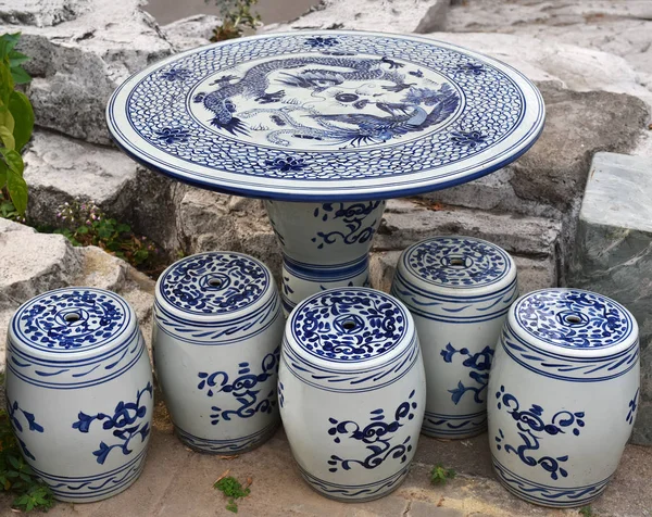 Zabytkowe Porcelana Ława ceramiczna i stół z tradycyjny niebieski Desi — Zdjęcie stockowe