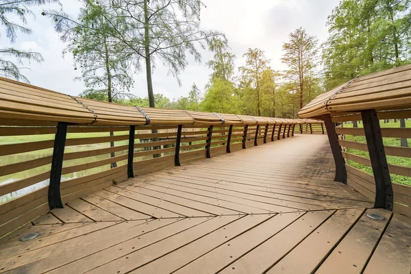 Wooden bridge and park background — Stock Photo, Image