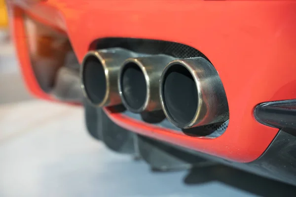 Червоний спортивний автомобіль вихлопної труби . — стокове фото