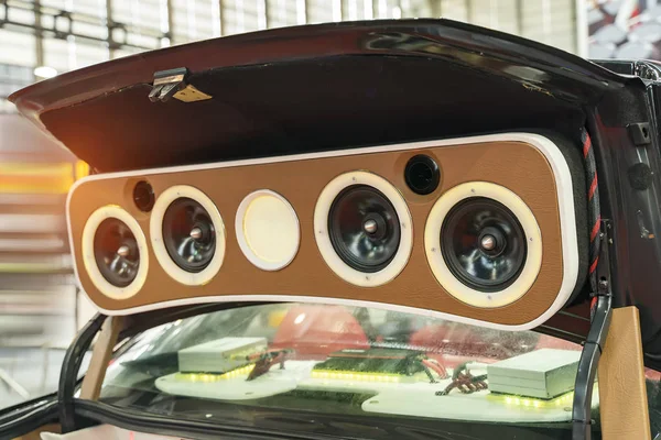Stereoanlage und Lautsprecher im Auto — Stockfoto