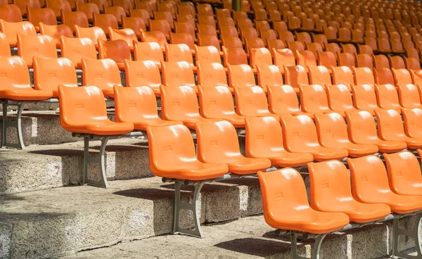 Pusta pomarańczowa siedziba stadionu piłkarskiego — Zdjęcie stockowe