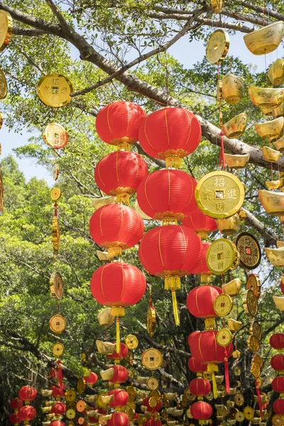 Tradizione decorazione lanterne di cinese, calligrafia su moneta tra — Foto Stock