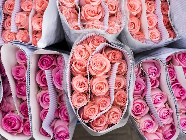 Bouquets roses for sale at market with wrapping paper — Stock Photo, Image