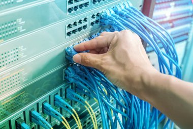 Ağ sunucu odası fiber optik hub ile digi için çalışan adam
