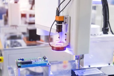 Zenginlik fabrikasındaki robotik görüş sensör kamera sistemi