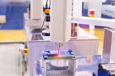 Zenginlik fabrikasındaki robotik görüş sensör kamera sistemi