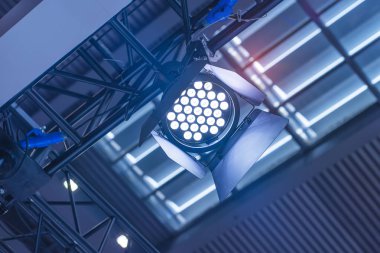 consert için bir tiyatro sahne aydınlatma teçhizat üzerinde spotlights