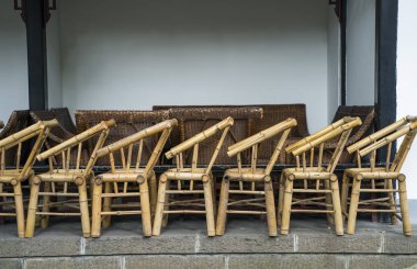 Bambu sandalye sıraları