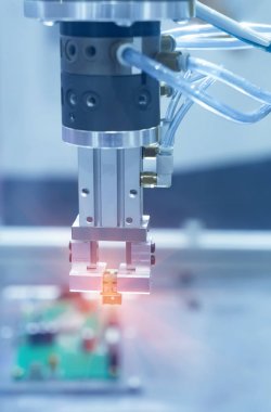 otomatik nokta lehim için robotik sistemin lehimdemir uçları