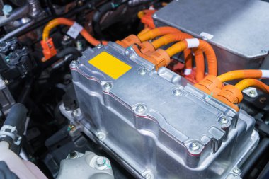 Eko otomobil motorunun elektrik sistemine monte edilen pil ve tel,