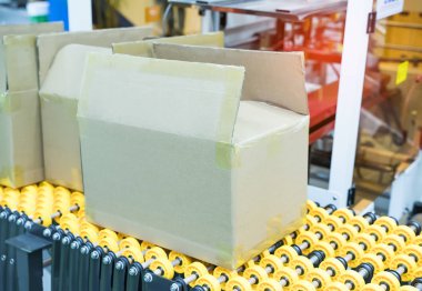 Otomatik taşıma bandı olan üretim hattı, sanayi yolu.