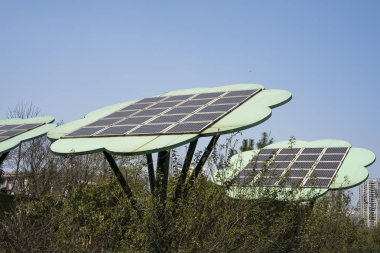 Şehirde apartman ile Güneş panelleri