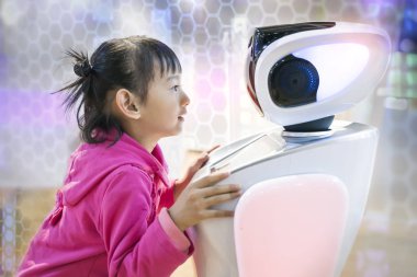 asyalı çocuk robota bir el uzatır. dostluk kavramı b