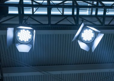 Alışveriş merkezinin çatısında LED ışığı.