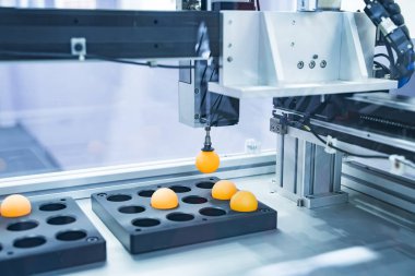 Masa tenisi topu tutmak için vakum sistemi ile robotik kol kullanımı