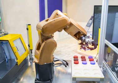 robot kol sanat üretim bölümünde akıllıca çalışıyor